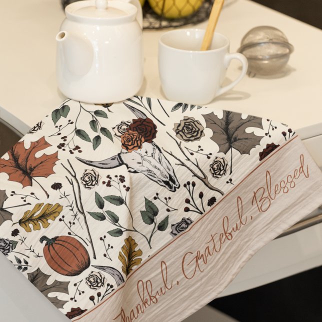 Ernte und Hörner Dankbar Grateful gesegnete Creme Geschirrtuch (Western Thanksgiving Kitchen Towel. Hand-Drawn Fall Harvest & Cow Skulls Adorned with Roses in Cream)