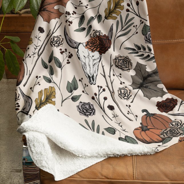 Ernte und Hörner Rindersaumkrem Sherpadecke (Hand-Drawn Fall Harvest and Horns Pattern. Cow Skull, Roses, Pumpkins & Autumn Leaves. Cream.)