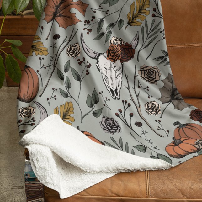 Ernte und Hornhaut Sherpadecke (Hand-Drawn Fall Harvest and Horns Pattern. Cow Skull, Roses, Pumpkins & Autumn Leaves. Sage Green.)