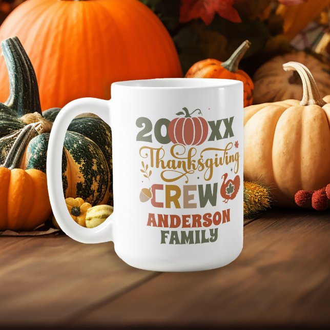 Erntedank Dinner Familienname Jahr Sake Kaffeetasse ("Thanksgiving Crew" family keepsake mug)
