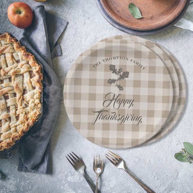 Erntedank Fall Foliage Blätter Braun Kariert Pappteller (Thanksgiving Gratitude Family Name Taupe Plaid Paper Plates)