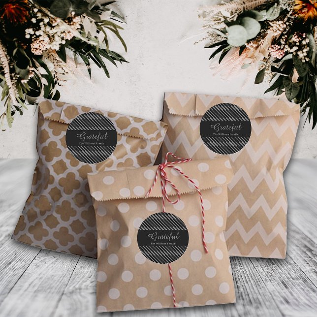 Erntedank Grateful Black Gray Lines Individuelle N Runder Aufkleber (Von Creator hochgeladen)