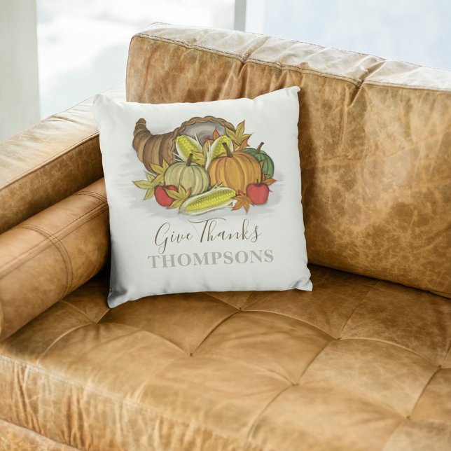 Erntedank Herbstkornucopie Personalisiert Kissen (Give Thanks a customized watercolor cornucopia throw pillow. )