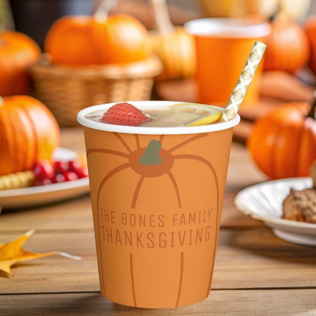 Erntedank Moderne Orange Pumpkin Paper Cups Pappbecher (A fun pumpkin inspired paper cup with space for your family name. Perfect for Thanksgiving parties)