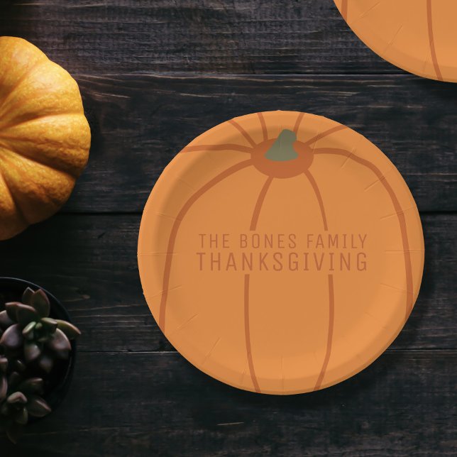Erntedank Moderne Orange Pumpkin Paper Teller (Add your family name to this thanksgiving pumpkin paper plate)