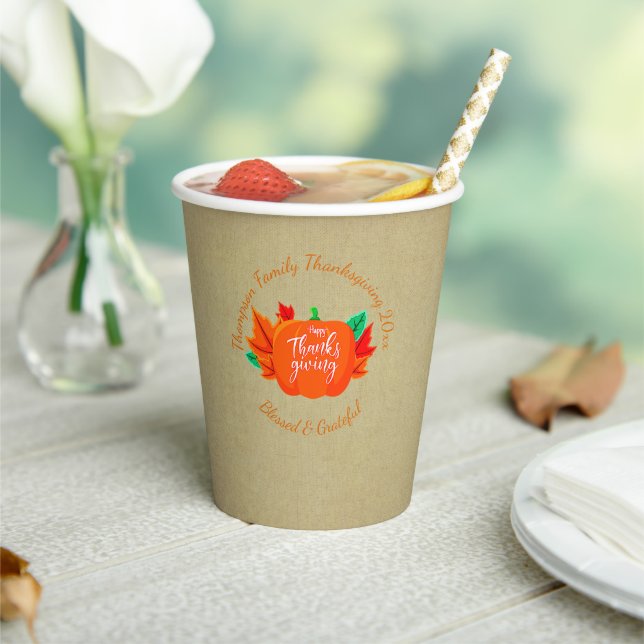 Erntedank Pumpkin 20xx Familienname hinzufügen Pappbecher (In Situ)