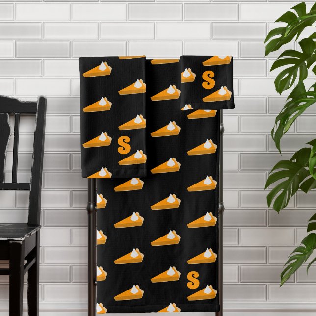 Erntedank Pumpkin Pie Muster Mit Monogramm Black Badhandtuch Set (If you love Pumpkin Pie (and who doesn't) pop these towels in your bathroom. Just add your initial)