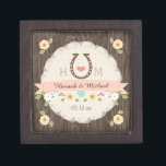 ERRÖTEN KISTE<br><div class="desc">SIE ERHALTEN HITCHED! FÜGEN SIE DIE INITIALEN UND DAS MONOGRAMM DER BRAUT UND DES BRÄUTIGAMS HINZU, UM AUF DIESEM REIZENDEN WESTERNbarnyard-ART-HOCHZEITS-ANDENKEN-KASTEN MIT EINEM BROWN-HUFEISEN UND EINEM KORALLEN-HERZEN AUF EINEM EMPFINDLICHEN SAHNEpapierdoily-BLICK-ENTWURF ZU SEIN. FÜGEN SIE DIE NAMEN DER BRAUT HINZU UND DER BRÄUTIGAM ZU GEDRUCKT ERRÖTEN ROSA BLICK-BAND-FAHNEN-ENTWURF. HÜBSCHE WEISSE KIRSCHblüten-BAUM-NIEDERLASSUNGEN...</div>