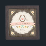 ERRÖTEN KISTE<br><div class="desc">SIE ERHALTEN HITCHED! FÜGEN SIE DIE INITIALEN UND DAS MONOGRAMM DER BRAUT UND DES BRÄUTIGAMS HINZU, UM AUF DIESEM REIZENDEN WESTERNbarnyard-ART-HOCHZEITS-ANDENKEN-KASTEN MIT EINEM BROWN-HUFEISEN UND EINEM KORALLEN-HERZEN AUF EINEM EMPFINDLICHEN SAHNEpapierdoily-BLICK-ENTWURF ZU SEIN. FÜGEN SIE DIE NAMEN DER BRAUT HINZU UND DER BRÄUTIGAM ZU GEDRUCKT ERRÖTEN ROSA BLICK-BAND-FAHNEN-ENTWURF. HÜBSCHE WEISSE KIRSCHblüten-BAUM-NIEDERLASSUNGEN...</div>