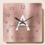 Erröten Rosa - Rosen-Goldmetallischer Quadratische Wanduhr<br><div class="desc">Erröten Rosa - Rosen-GoldImitat-rostfreier Stahl-Folien-Monogramm-Name und kundenspezifische einzigartige personalisierte Wand-zuerstuhr für das Haus oder das Büro. Die Wand-Uhr macht das perfekte Weihnachten oder den Bonbon 16,  das 18.,  21.,  30.,  40.,  50. oder 60.-Geburtstags-Geschenk für jemand,  dem Lieben metallischen Dekor auszacken.</div>