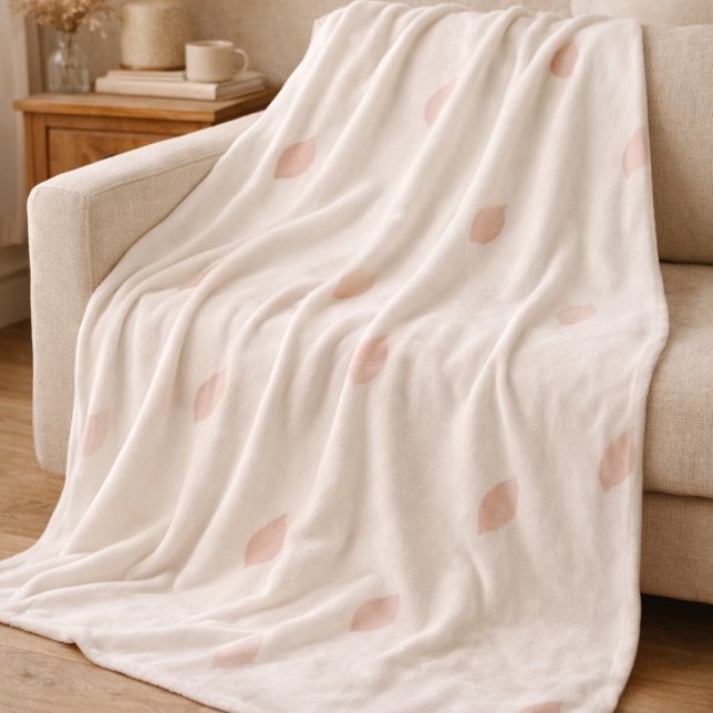 Errötende Flüsternde Blütenblätter Fleece-Decke Fleecedecke (Blush petal washes across an ivory backdrop add gentle pattern to modern feminine interiors.)