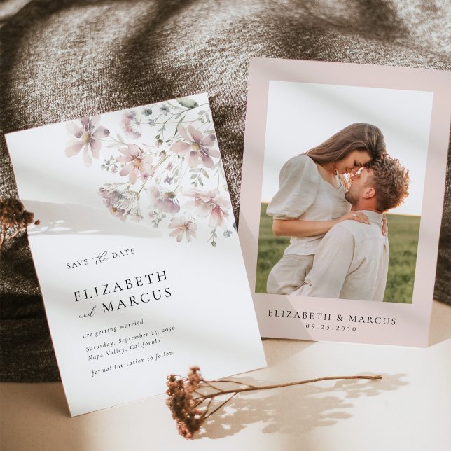 Errötende Wildblume Minimale Hochzeit Terminankünd Save The Date (Floral save the date card with couple photo, blush wedding stationery flat lay mockup)