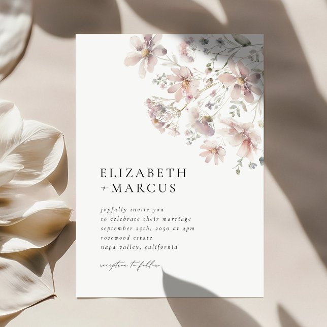 Errötende Wildblumen-Minimal-Boho-Hochzeitseinladu Einladung (Blush wildflower wedding invitation with elegant serif typography and soft floral corner design)