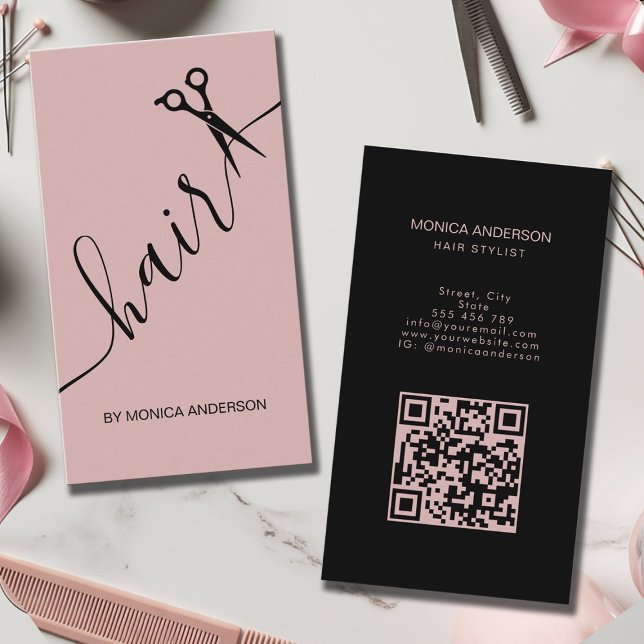 Errötendes Rosa Haar Script Stylist Schere QR-Code Visitenkarte (Blush Pink Hair Script Stylist Scissors QR Code Vertical Business Card)