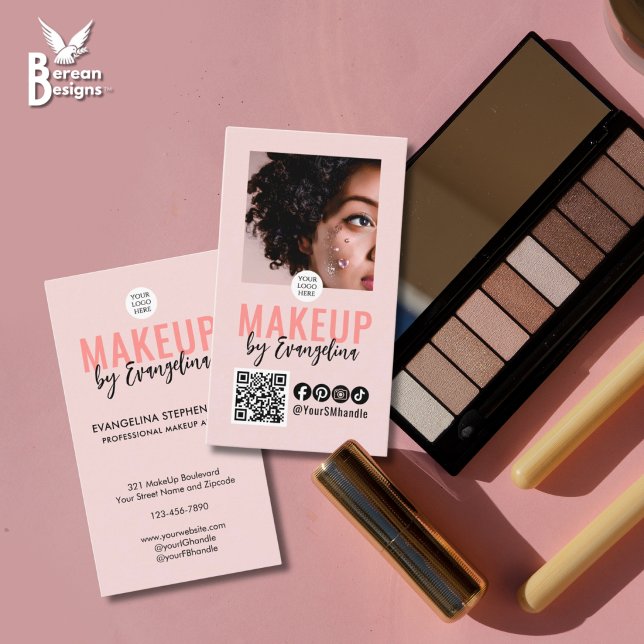 Errötendes Rosa Skript-Logo QR-Code Foto Make-up Visitenkarte (Elevate your MUA branding: Stylish BLUSH PINK MAKEUP BUSINESS CARD with QR code & social media icons)