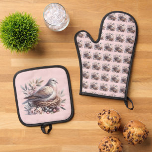 Errötendes Taubennest mit Blumen und Olivenzweigen Ofenhandschuh & Topflappen-Set