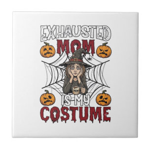 Erschöpfte Mutter ist Kostüm Halloween Hexe Kaffee Fliese