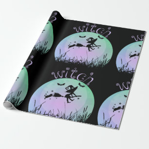 Erschreckende Hexe auf einem Besenstiel mit einer  Geschenkpapier