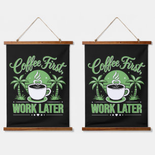 Erst Kaffee, dann Arbeit. Angetrieben von Caffeine Wandteppich Mit Holzrahmen