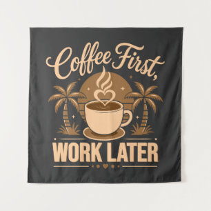 Erst Kaffee, dann Arbeit. Angetrieben von Kaffeege Wandteppich