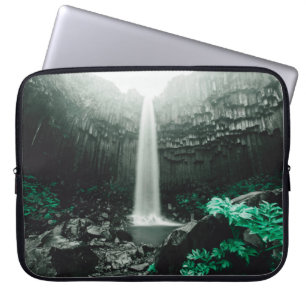 Erstaunliche Aussicht auf den Svartifoss-Wasserfal Laptopschutzhülle