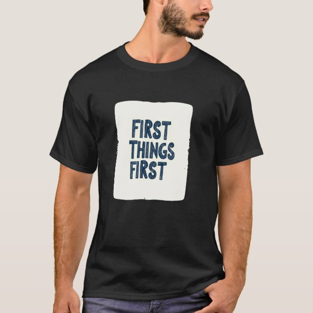 Erstaunliches First Things First Emblem Outfit T-Shirt (Vorderseite)