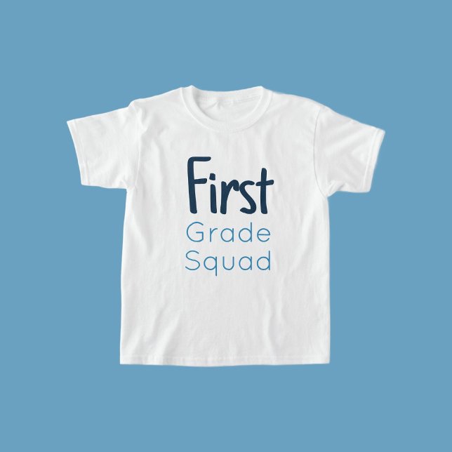 Erste Grade-Squad-Shades von blauem Text T-Shirt (Von Creator hochgeladen)
