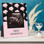 Erste Grandchild Pink Ultrasound Großeltern Gesche Fotoplatte<br><div class="desc">Erstes Grandchild Ultrasound Foto Großeltern Ankündigung Geschenk. Rosa und Schwarz.</div>
