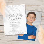 Erste Heilige Kommune Silber Save the Date Foto Ankündigungspostkarte<br><div class="desc">Eine elegante First-Holy-Kommunion Save the Date-Einladung mit zartem silbernen Sternenstaub. Sie können mit Ihren besonderen Feierlichkeiten in schicken Silbertexten personalisieren und ein spezielles Foto auf der Rückseite hinzufügen. Entwickelt von Thisisnotme©</div>