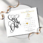 Erste Heilige Kommunion Save the Date Kalender Ankündigungspostkarte<br><div class="desc">Diese hübsche erste heilige Kommunion Save the Date-Karte zeigt einen Kalender und ein hübsches Goldenes Liebe Herz, das Ihr besonderes Datum unterstreicht. Auf der Rückseite befinden sich Goldherz-Konfetti. Das von Thisisnotme© ***entworfene Foto soll das Herz bis zu Ihrem speziellen Datum bewegen, schauen Sie rechts vom PRODUKTBILD hin, wo es "PERSONALISIEREN...</div>