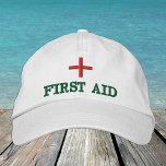 Erste Hilfe bestickt Baseballkappe rot / grün Bestickte Baseballkappe<br><div class="desc">Bestickte Hats: Klassische Baseballkappe mit dem Text "ERSTE HILFE" für Erste-Hilfe-Mitarbeiter,  Veranstaltungsorganisatoren,  medizinisches Personal</div>