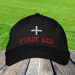 Erste Hilfe bestickt Baseballkappe rot / schwarz Bestickte Baseballkappe<br><div class="desc">Bestickte Hats: Klassische Baseballkappe mit dem Text "ERSTE HILFE" für Erste-Hilfe-Mitarbeiter,  Veranstaltungsorganisatoren,  medizinisches Personal</div>