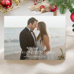 Erste Hochzeit frohe und Verheiratetes Weihnachtsf Feiertagskarte<br><div class="desc">Feiern Sie Ihr erstes Weihnachtsfest verheiratet mit dieser eleganten Schwarz-Weiß-Weihnachtskarte. Diese verheiratete und fröhliche Fotokarte eignet sich perfekt für Neuvermählte und erweckt die Freude Ihres ersten Jahres zusammen. Teilen Sie eine Beach Foto Urlaubskarte oder eine gerade verheiratete Weihnachtskarte,  ideal für einen verheirateten Hochzeitsurlaub.</div>