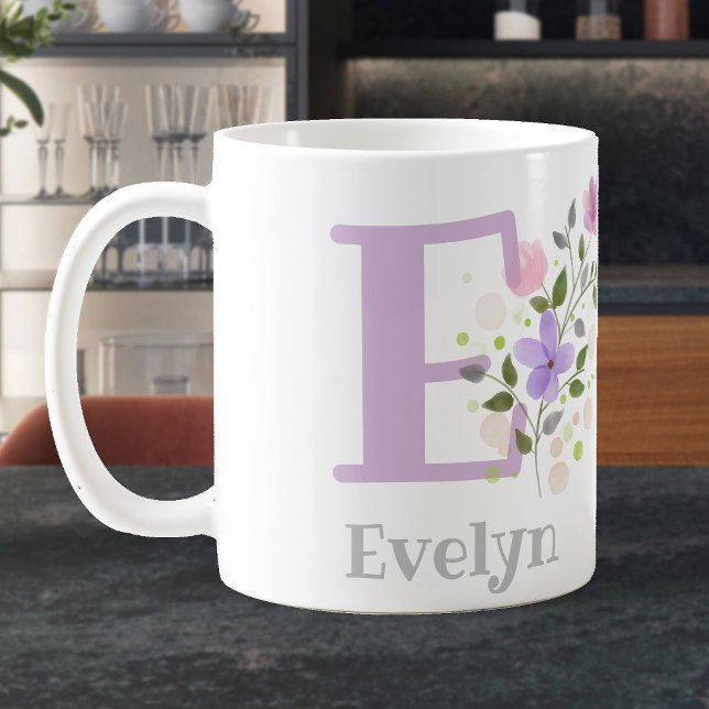 Erste Initial Plus Name Evelyn mit Blume Kaffeetasse (Von Creator hochgeladen)