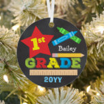 Erste Klasse Keepake Chalkboard Farbenfroh Ornament Aus Metall<br><div class="desc">Dieses erste Grabmal zeigt einen Stern, einen Herrscher, einen Bleistift, Stifte und kühnen, bunten lustigen Typografie! Klicken Sie auf die Schaltfläche Anpassen für weitere Optionen zur Änderung des Textes! Variationen dieses Designs, zusätzliche Farben sowie koordinierende Produkte sind in unserem Shop, zazzle.com/store/doodlelulu verfügbar. Kontaktieren Sie uns, wenn Sie dieses Design für...</div>