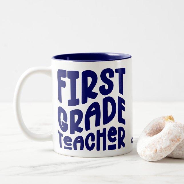 Erste Klasse Lehrer Navy Blauer Text Zweifarbige Tasse (Mit Donut)