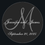 Erste Namen des Hochzeitdatums Erstmalige Monogram Runder Aufkleber<br><div class="desc">Personalisierter Umschlag Aufkleber. Schwarz-weiß und grau, Hochzeitstermin, Vornamen und Initial-Monogramm-Aufkleber. Design von Elke Clarke ©2008. Ideal als Umschlag Aufkleber für Ihre Hochzeitsfeiern oder als Label für Ihre Gastgeschenke Hochzeiten oder Hochzeitskisten für süsse Leckerei oder Hochzeitskisten. Personalisieren Sie mit Ihren Braut- und Bräutigamen, Monogramm Anfangs- und Hochzeitstermin. Dann wählen Sie Ihre...</div>