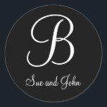 Erste Namen Initial B Schwarz-Weiß-Hochzeit Runder Aufkleber<br><div class="desc">Einfache,  schlichte,  elegante Vornamen und Nachname Initial B in Schwarz/Weiß Gastgeschenk Hochzeit Sticker. Passen Sie Ihre persönlichen Informationen und Farben an. Elke Clarke© 2008</div>