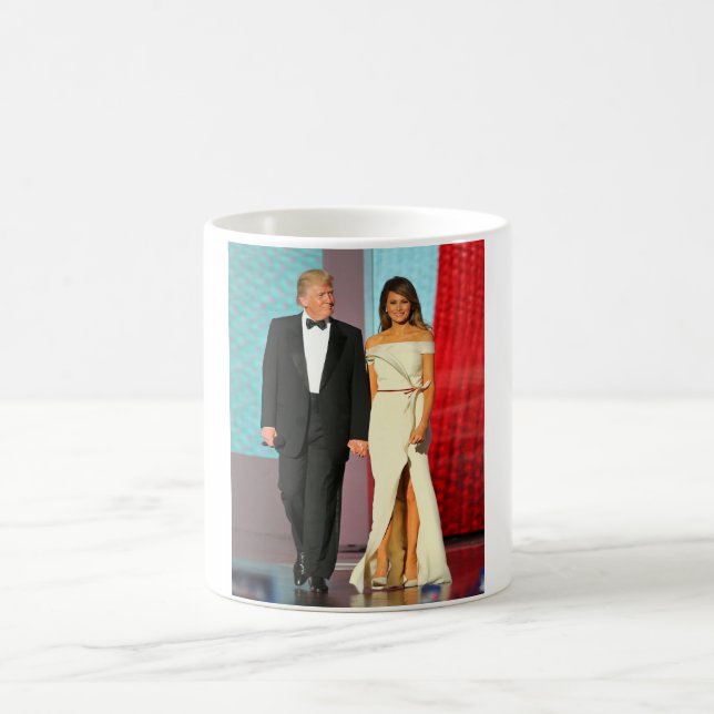 Erste Paare Donald und Melania-Trumpf-Einweihung Tasse (Mittel)