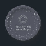 Erste Reise der Marine um die Sonne Pappteller<br><div class="desc">Ein mariner Hintergrund mit Sternen und Mondmustern um die Außenseite. Im Inneren des Designs befindet sich eine Sonnenstrahlen-Kontur mit der Typografie "First Trip around the sun",  die den Namen Ihres Kindes enthält. Ideal für Ihre kleine Geburtstagsparty!</div>
