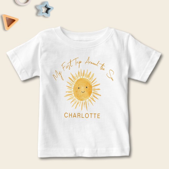 Erste Reise rund um das Sun Girl's Birthday Baby T-shirt (Von Creator hochgeladen)