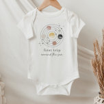 Erste Reise um den Sonnenraum Baby Strampler<br><div class="desc">Feiern Sie Ihren ersten Geburtstag mit diesem "Ersten Rundgang durch die Sonne"-Design mit verschiedenen Planeten und Sternelementen. Sie können die Farbe von 2 Planeten,  plus die Sternelemente,  bearbeiten.</div>