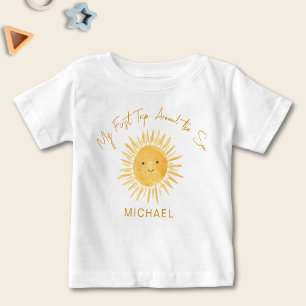 Erste Reise um die Sun Boys zum Geburtstag Baby T-shirt