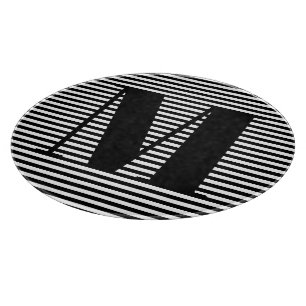 Erste Schwarz-weiße Streifen in Monogramm anpassen Schneidebrett