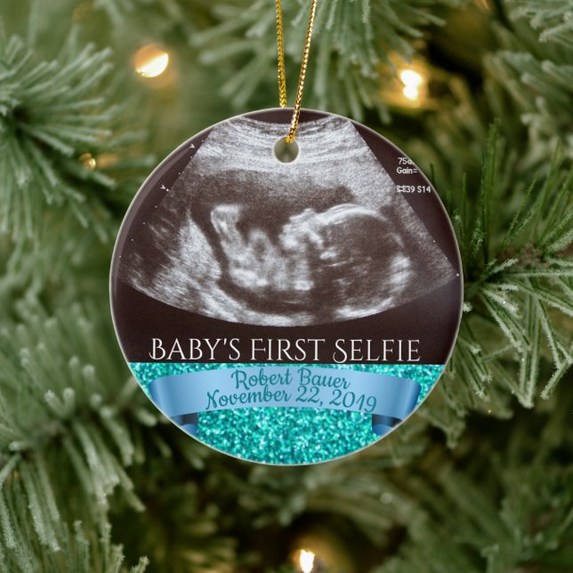 Erste Selfie des Babys (blauer Hintergrund) Keramik Ornament (Baum)