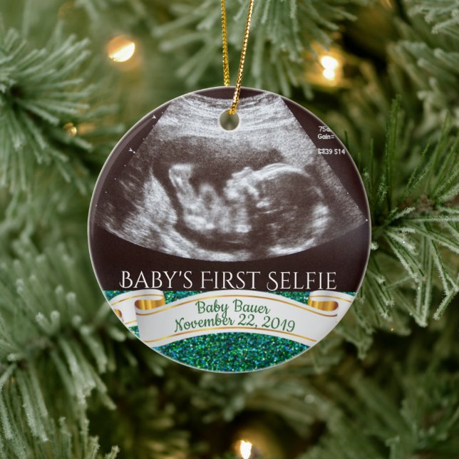Erste Selfie des Babys (grüner Hintergrund) Keramik Ornament (Baum)