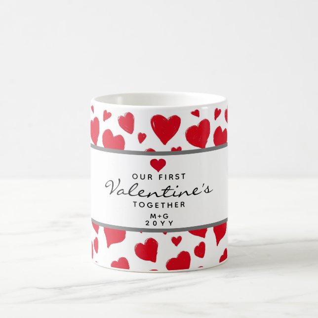 Erste Valentinstag zusammen Rotes Herz Monogramm Kaffeetasse (Mittel)