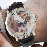 Erste Väter Tag bearbeitbar Jahr benutzerdefiniert Armbanduhr<br><div class="desc">Erstellen Sie Ihre eigene, einzigartige Foto-Uhr für den Tag des ersten Vaters des neuen Vaters. Der Text sitzt auf einem halbedeckten Rand, um Ihr Foto zu rahmen und ist vollständig editierbar. Eine perfekte Gelegenheit, um ein Foto von Vater und Kind, nur Baby oder die ganze Familie, als einen schönen Sake...</div>