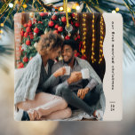 Erste verheiratete Weihnachten zwei Foto einfach Keramikornament<br><div class="desc">Dieses schlichte, moderne Weihnachtsschmuck besticht durch eine trendige Seitenkante, ein großes Foto und einen Raum für den individuellen Text und das Jahr. Dieses Ornament, das für ein frisch vermähltes Ornament konzipiert wurde, feiert gemeinsam ein erstes Weihnachtsfest und zeigt ein großes Foto auf der Vorderseite und ein zweites auf der Rückseite...</div>