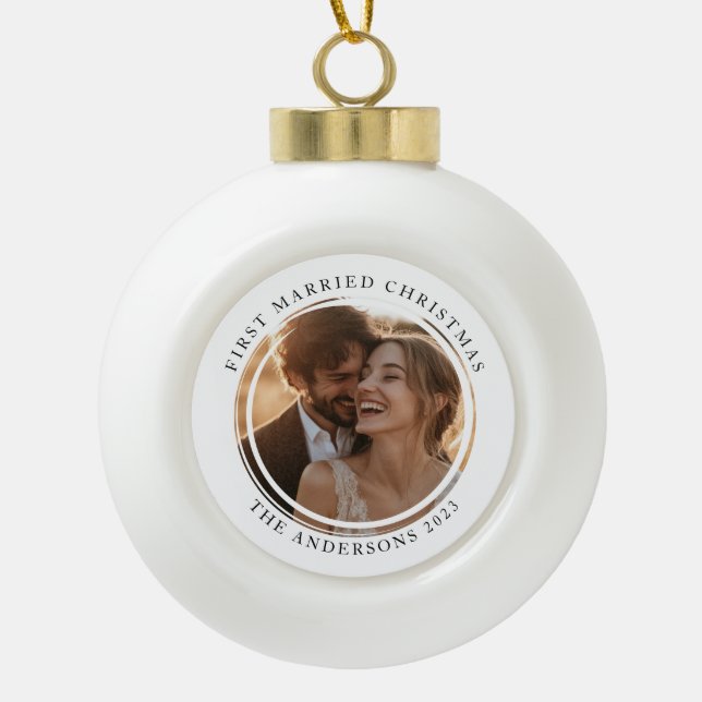 Erste Verheiratete Weihnachts-Custom-Foto Keramik Kugel-Ornament (Vorderseite)